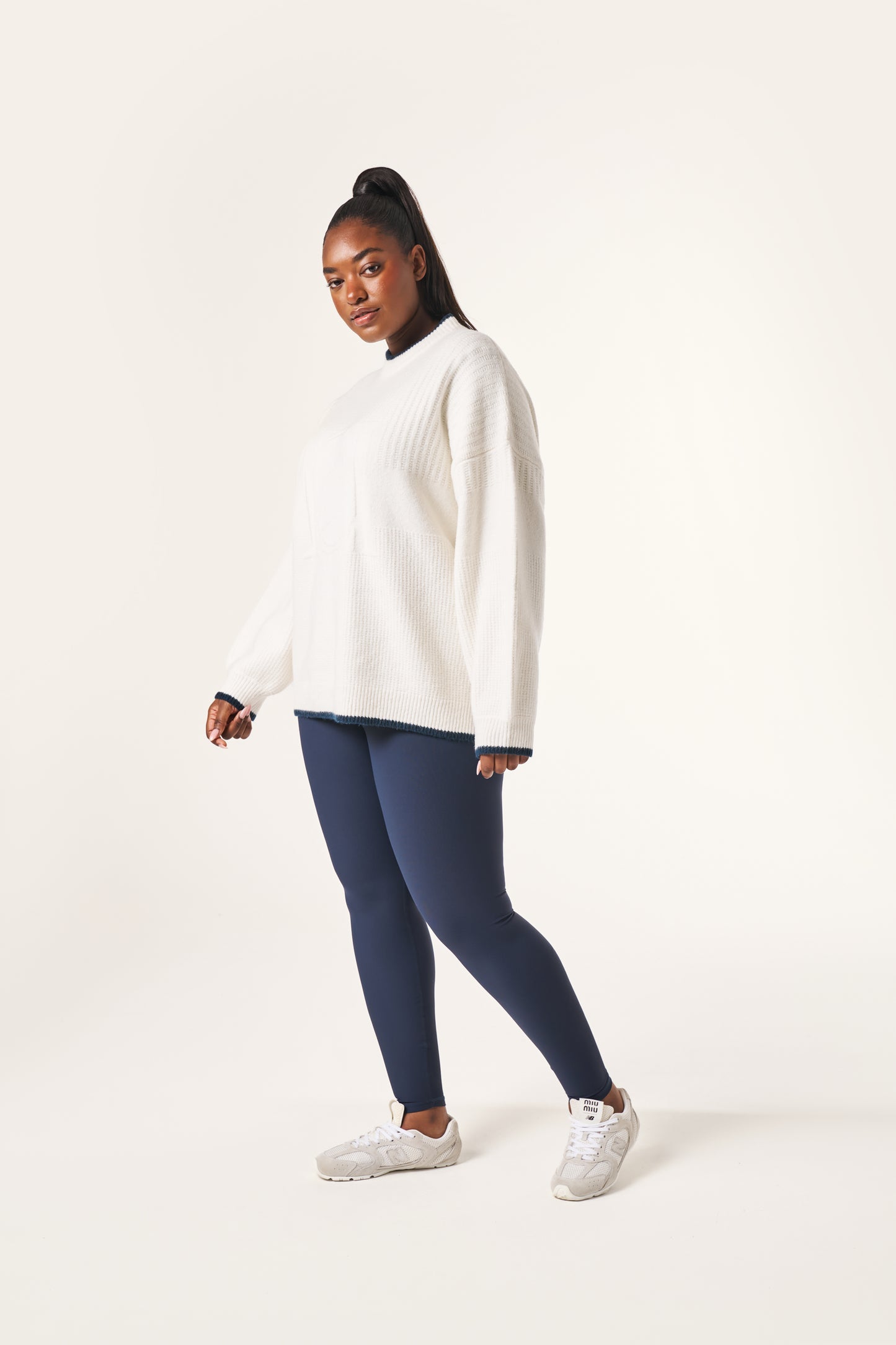 Contrast Tipping Premium Emblem Knit Jumper - Crème