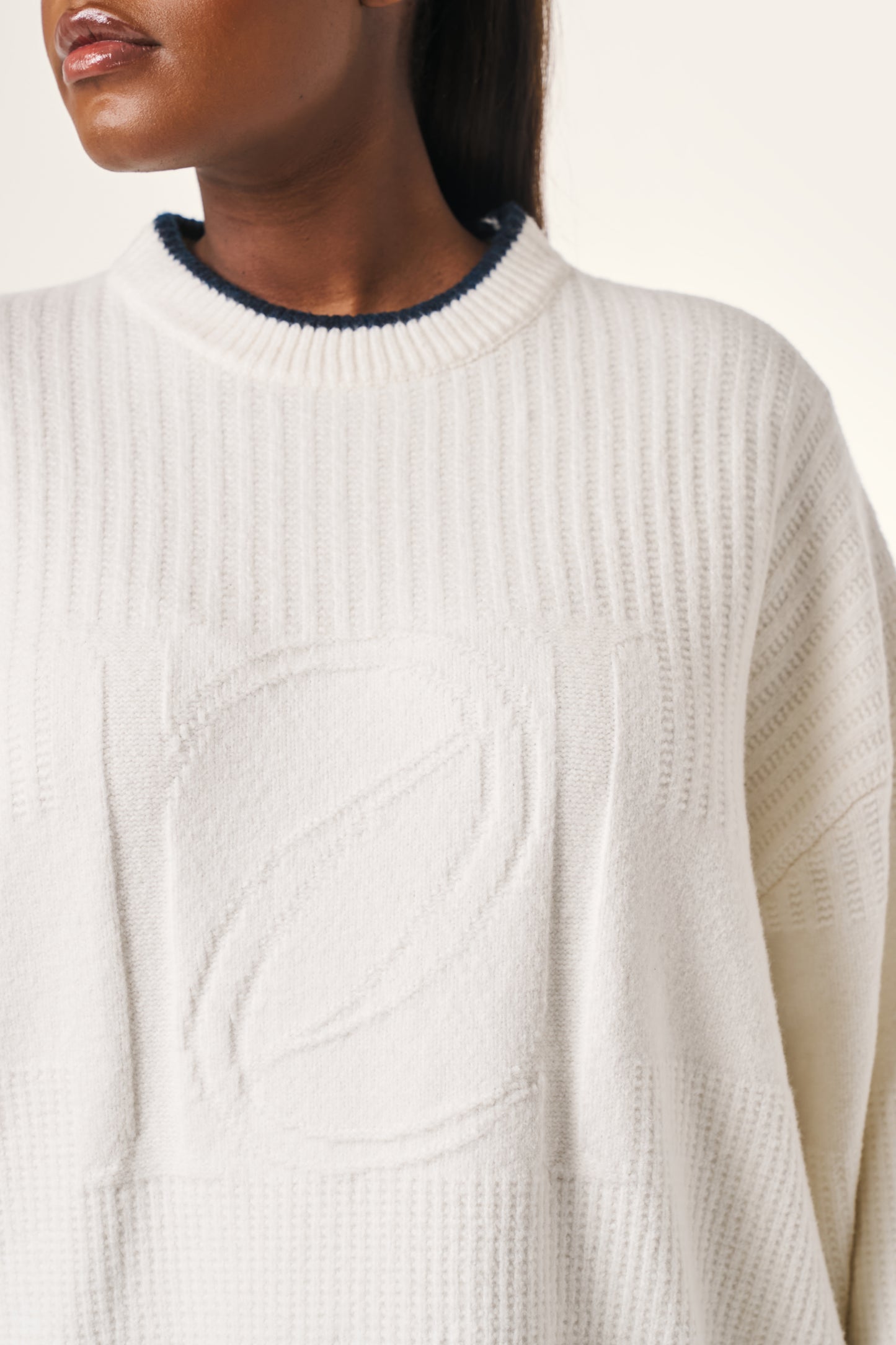 Contrast Tipping Premium Emblem Knit Jumper - Crème