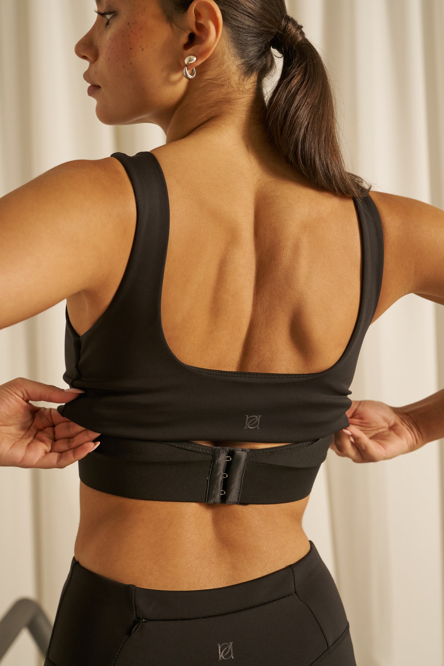 Smoothform Built In Bra Sports Bra - Core Black